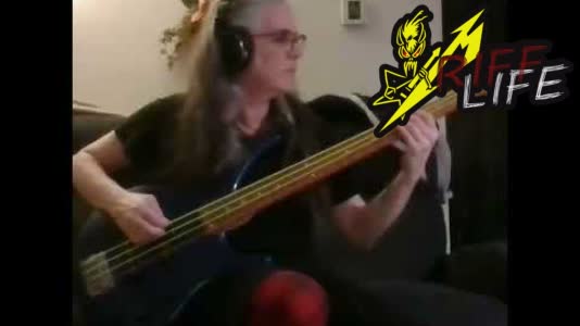 Joué à la basse :)